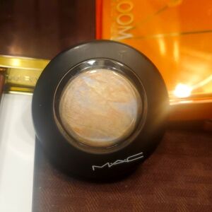 MAC Lighscapade Mineralize Skinfinish